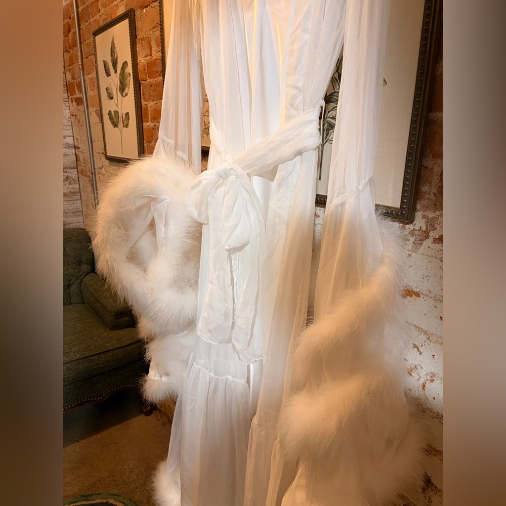 Luxurious White Feather Trim Robe - Picture 5 of 6